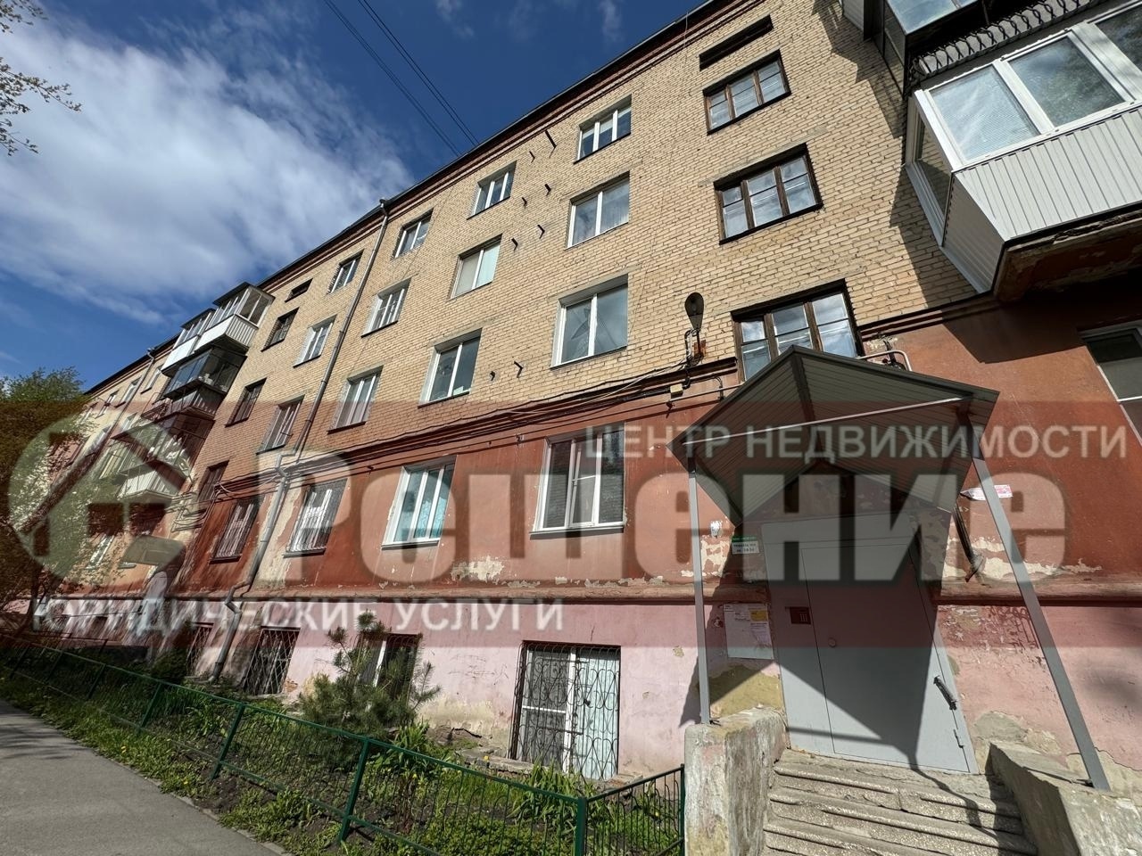 Продам просторную комнату в Тракоторазаводском районе, ул. Карпенко, 36. 

+ Комната расположена в 3-комн. квартире площадью 75 м, есть возможность выкупить в дальнейшем все комнаты! 
+ Для ценителей «Сталинок»: высокие потолки, огромные окна, прохлада в летний зной и тепло зимой!  
+ Перекрытия бло