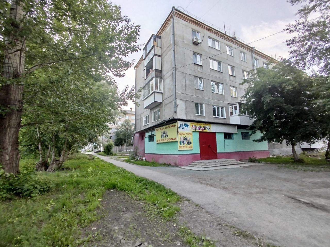 Предлагаем Вашему вниманию отличную, светлую, теплую 2 комнатную квартиру в п. Октябрьский, ул. Ленина, 27.
Отличное местоположение - рядом озеро, лес, свежий воздух!
Дом находится в самом центре поселка, много зелени вокруг!

+ Евроокна
+ Комнаты раздельные, на разные стороны
+ Натяжные потолки
+ Н