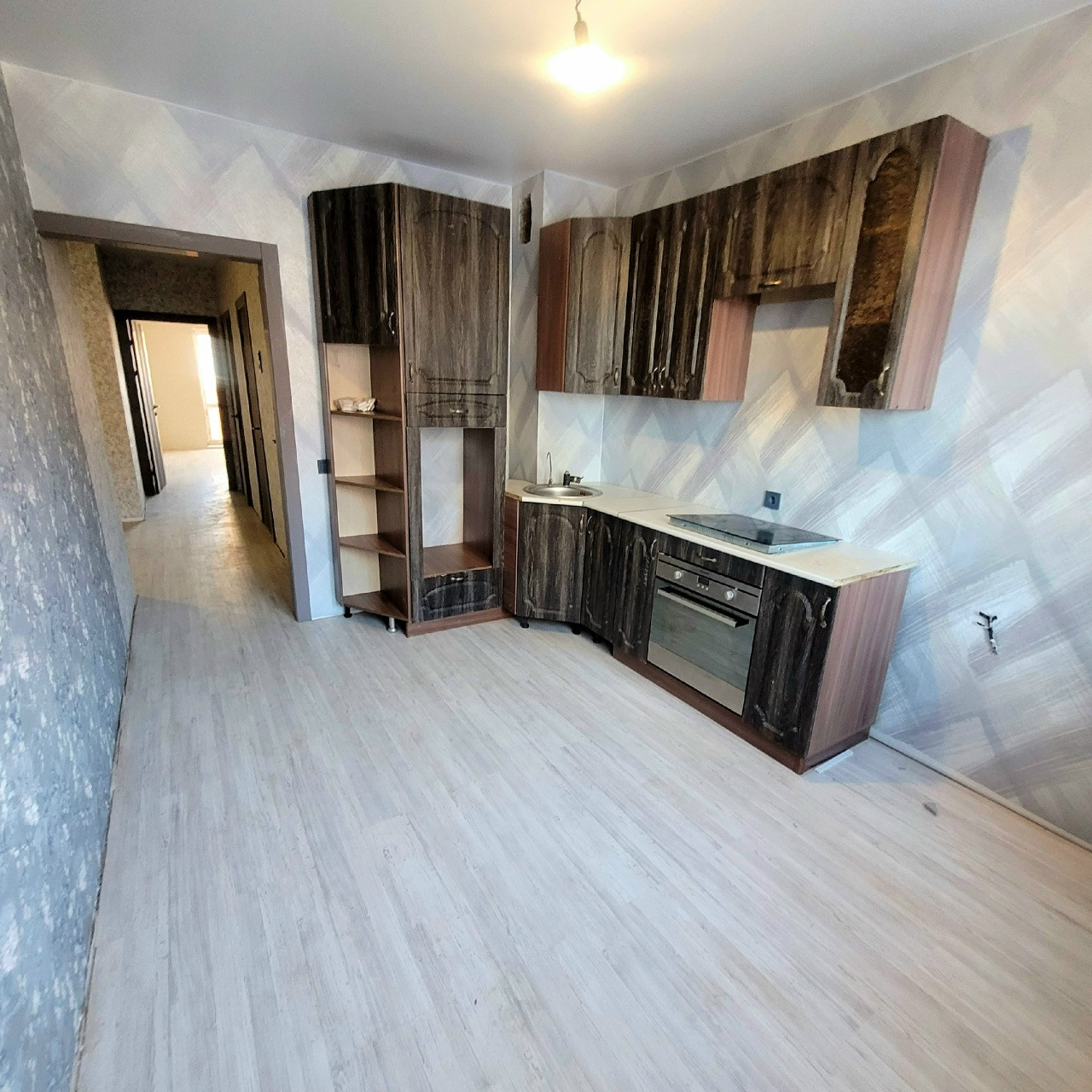 ДАННАЯ КВАРТИРА ПОДХОДИТ ПО СЕМЕЙНУЮ ИПОТЕКУ ПОД 6%!!!!!
Продается отличная, очень  светлая 2 комнатная квартира в новом монолитно-каркасном доме, пр. Коммунистический, 28!
Центр города! Местоположение – мечта! Заезжай и живи!

+ Отличный 3 этаж
+ Евроокна
+ Кухня – 10 кв.м. – мечта хозяйки!
+ Сдела