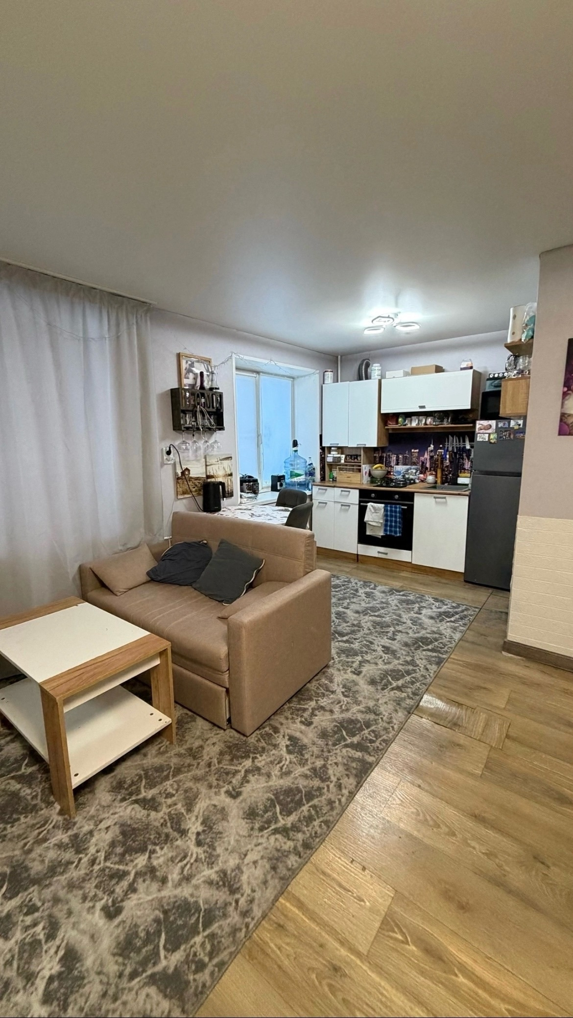 Продается светлая и очень теплая 2 комнатная квартира в хорошем месте – возле парка «Победы», по адресу ул. Макаренко, 32б.

+ Кирпичный дом: очень тепло в холодную пору и отличная шумоизоляция
+ Натяжные потолки
+ Евроокна
+ Межкомнатные двери
+ На полу линолеум
+ Гардеробная
+ Санузел совмещен ( н