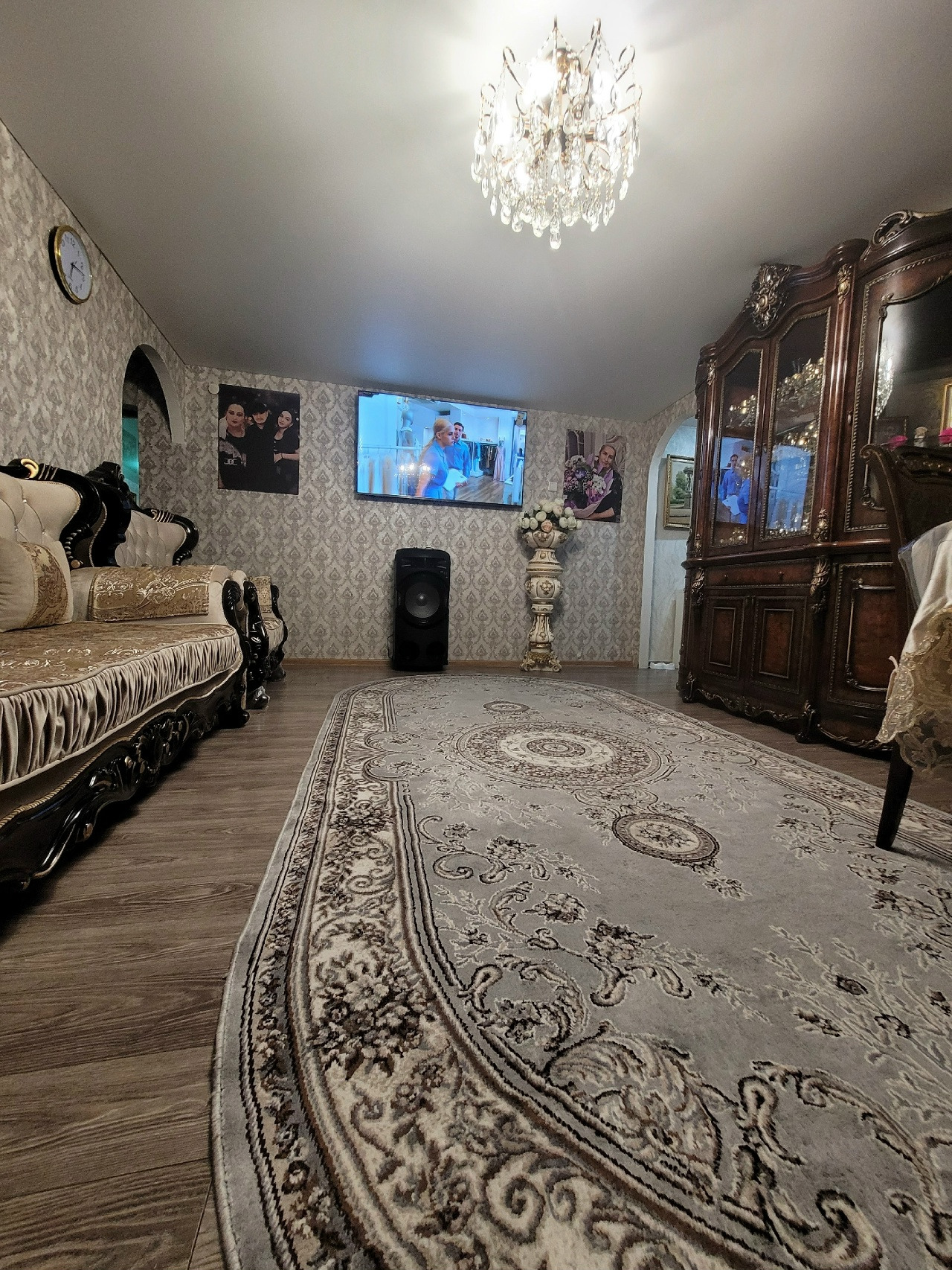 Трёшка в центре Горняка — для семьи, которая ценит пространство и тишину 🏡👨👩👧👦

📍 ул. 19 Партсъезда, 30 — настоящий центр посёлка, где всё рядом и при этом по-домашнему спокойно.
Почему эта квартира понравится вам с первого взгляда:
🧱 Кирпичный дом — зимой тепло, летом прохладно, соседей не слышно
🪟