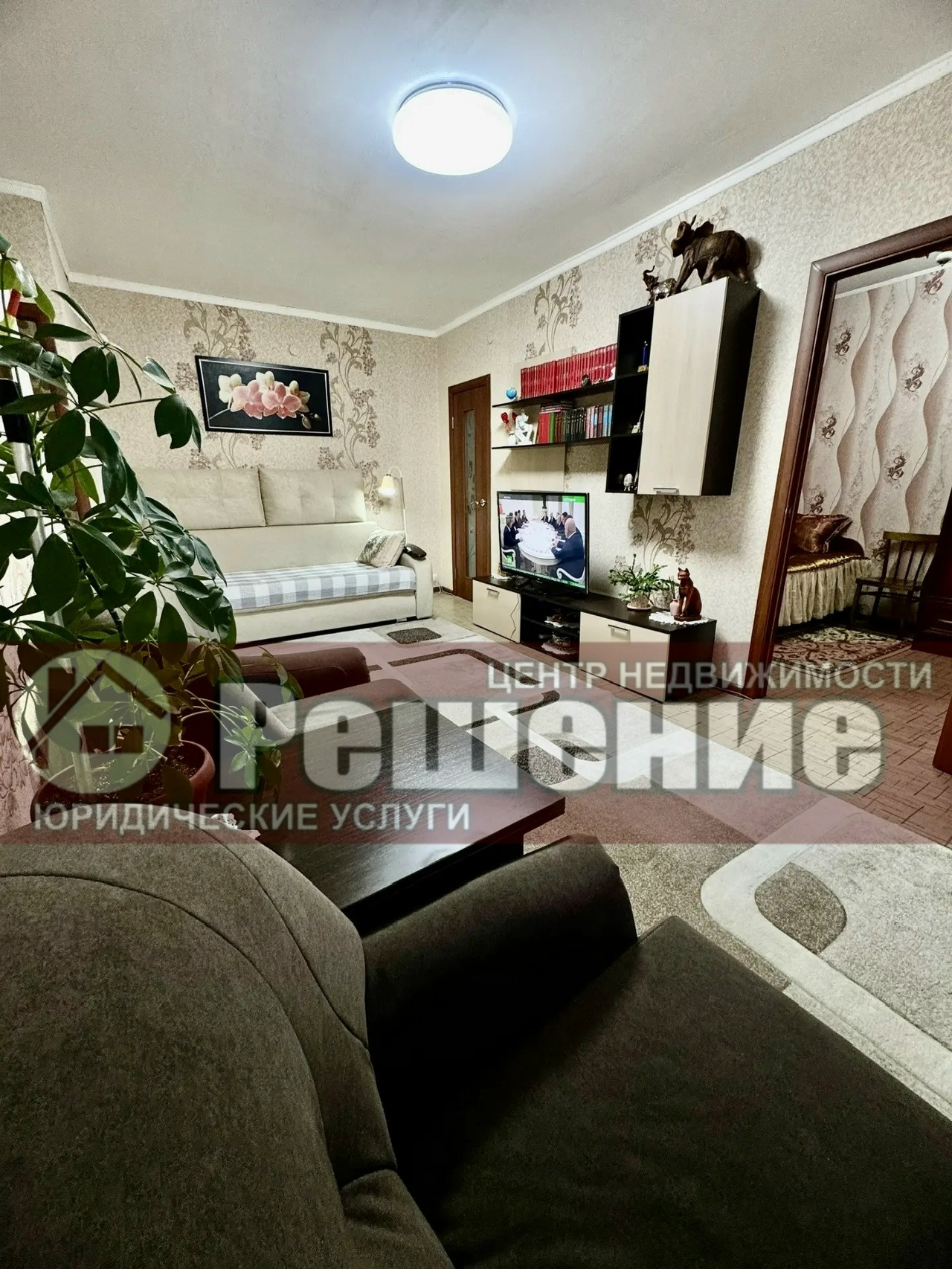 Двухкомнатная у фонтана — в самом центре Копейска! Пр. Славы, 5🏡✨

Представьте: утро начинается с чашки кофе на застеклённом балконе, а за окном — центральная городская площадь. Выходите из дома — и вся жизнь под рукой. 🌳☕

Почему это отличный вариант для семьи:
🔸 Светлая, тёплая квартира с косметич