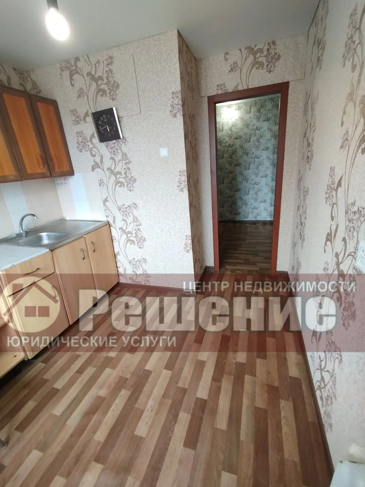 Светлая,  уютная однушка в центре посёлка Октябрьский — рядом лес, озеро и свежий воздух 🌿🏡

📍 ул. Ленина, 27 — дом в самом центре, но вокруг много зелени и тишины. Идеально для тех, кто хочет жить в спокойном месте без отрыва от природы.
✨ Что внутри:
· Евроокна, натяжные потолки, линолеум
· Межком