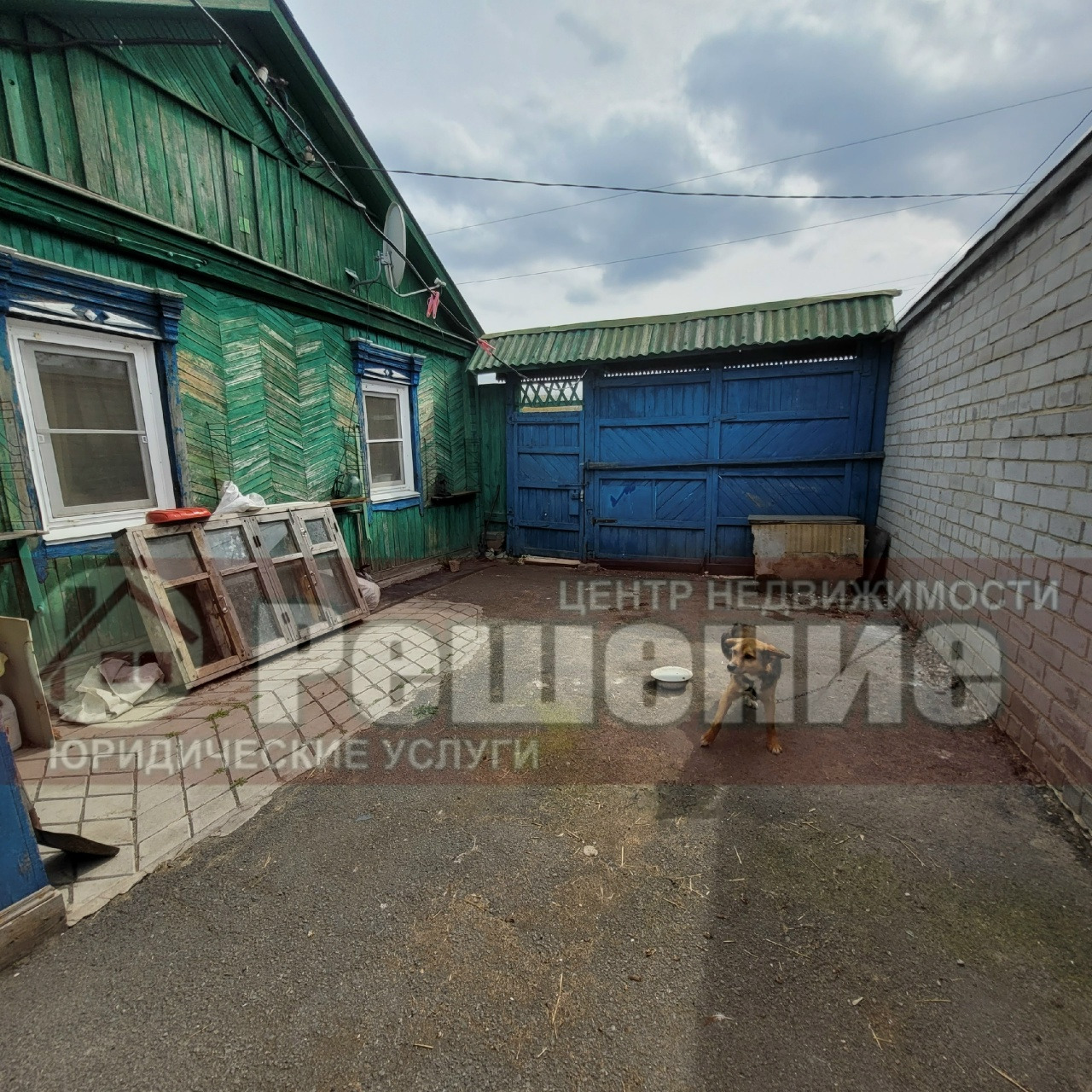 Продаётся 1/2 уютного дома в посёлке «Второй участок» 🏡🌿
📍 ул. Пограничная — дом на второй линии, никакого шума и пыли. Бревенчатый, тёплый и светлый. Для тех, кто хочет жить спокойно, но близко к людям.
🔑 Внутри:
· 2 отдельные комнаты
· Кухня 18 м² — просторно для семьи и гостей
· Евроокна — тепло 