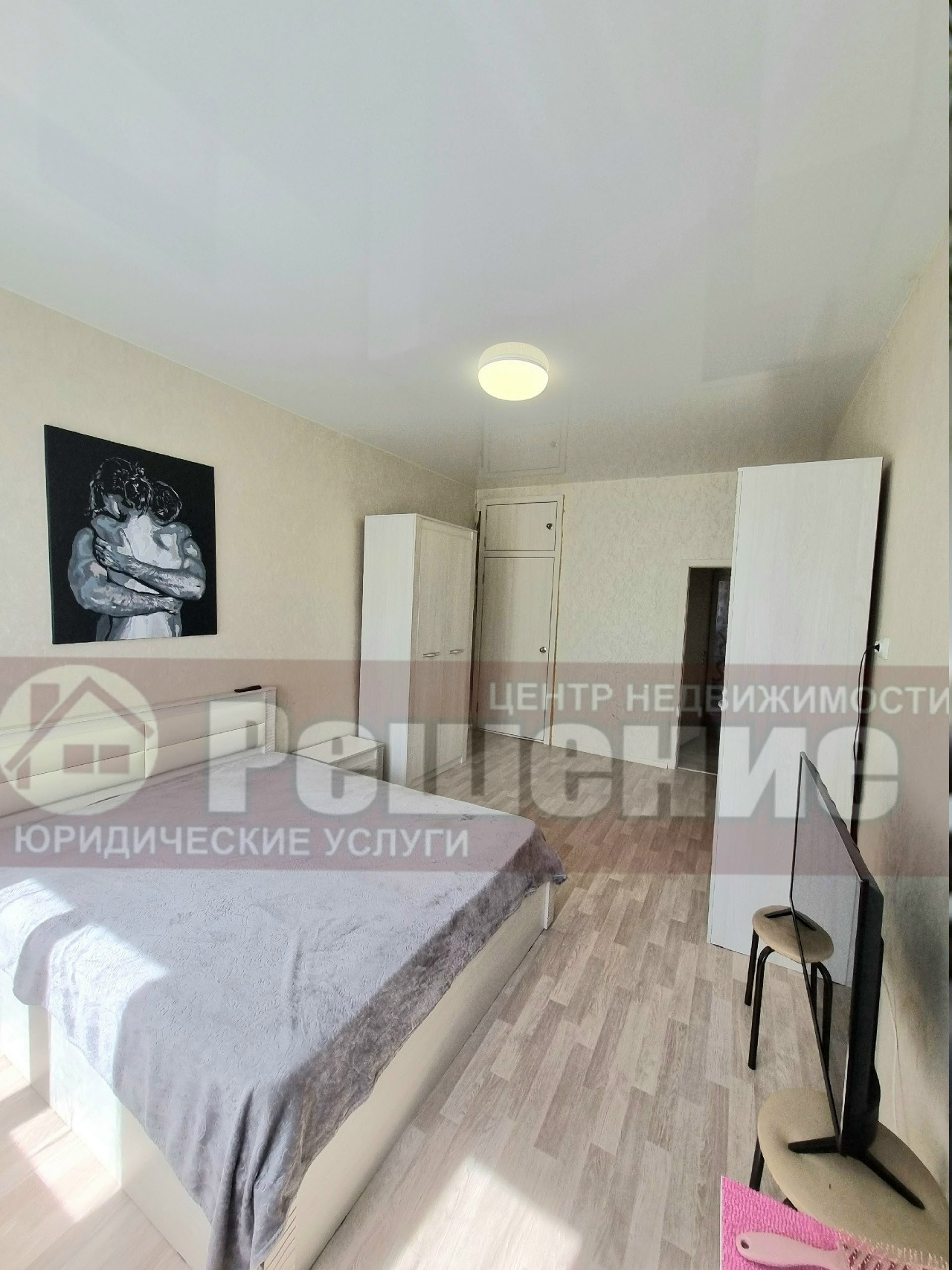Продаётся тёплая трёшка  — все условия для жизни и уюта 🏡🤍

📍 2 этаж, зелёный двор, тишина. Рядом — Парк Победы.

🔑 Что внутри

Комнаты — три, все раздельные. У каждого своё пространство.

Ремонт — свежий, аккуратный, сразу готова к жизни.
🛋 Вся мебель остаётся в подарок — заезжайте и чувствуйте себ