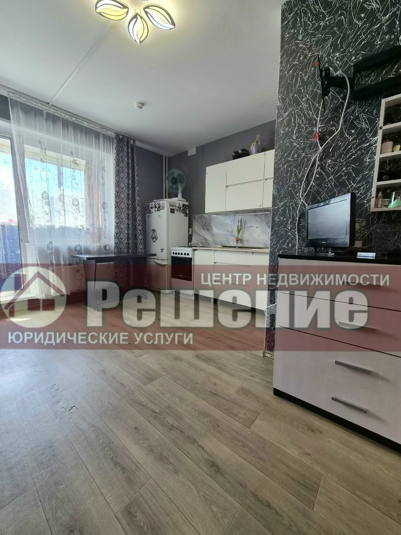 Данная студия подходит под семейную ипотеку под 6%! 🏡💳
п. РМЗ, ул. Короленко, 10 — уютная студия с улучшенной планировкой

🔑 Что вас ждёт:
✅   4 этаж — хороший, не низко и не высоко
✅   Евроокна, межкомнатные двери, линолеум — всё в отличном состоянии
✅   Большая застеклённая лоджия — можно обустрои