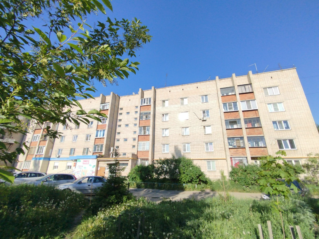 Светлая, просторная однушка рядом с лесом и озером в п. Октябрьский 🌿🏡
📍 ул. Ленина, 8/2 – тихий, зелёный район, свежий воздух, природа под боком.
🔑 Что вас ждёт:
· Тёплый кирпичный дом – зимой уютно, летом прохладно.
· Просторная кухня 9 м² – хватит и для готовки, и для душевных посиделок.
· Евроок