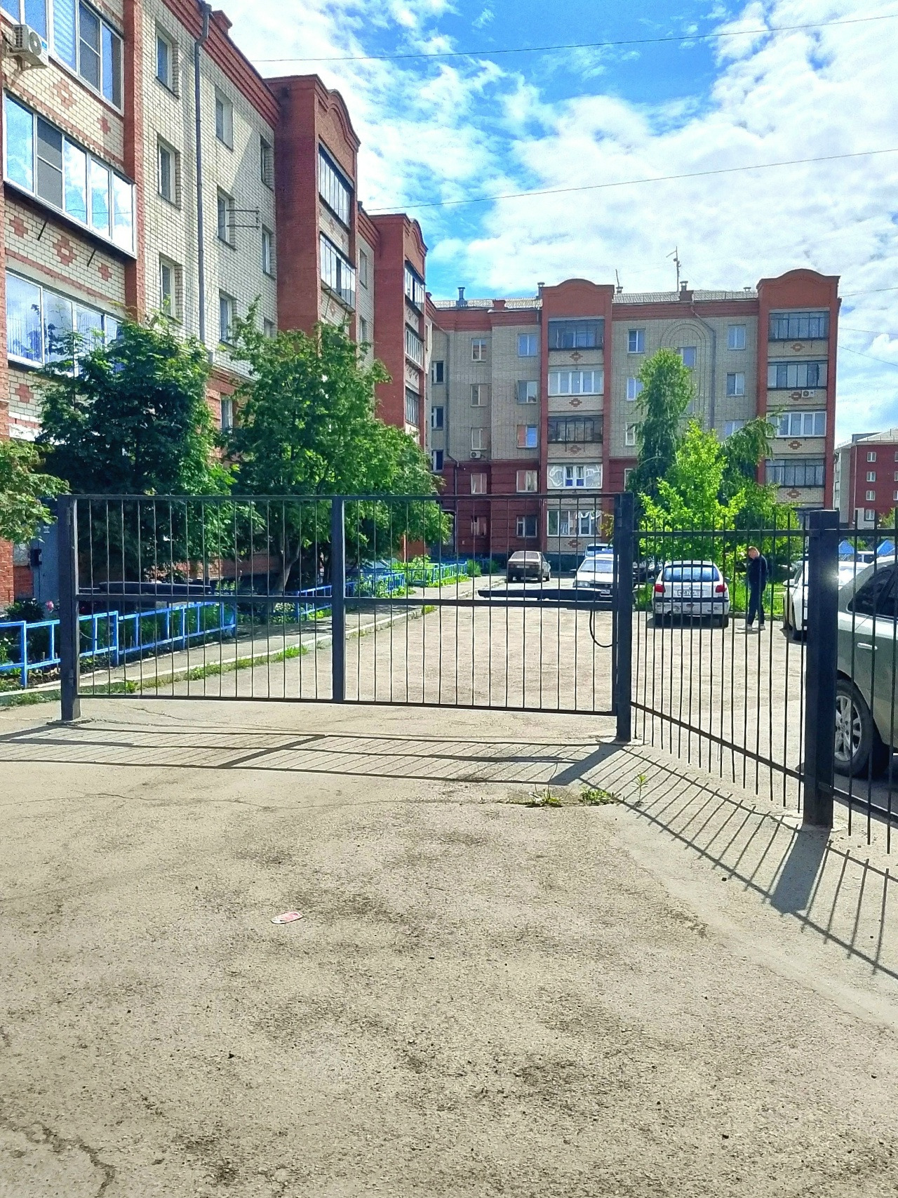 Продаётся тёплая, светлая двушка в кирпичном доме — тишина, уют и продуманная планировка 🏡✨
📍 п. РМЗ, ул. Международная, 67а. Кирпичный дом, высокий этаж, тишина и солнце в спальне по утрам.
🔑 Почему эта квартира понравится:
✅   Комнаты изолированные — спальня выходит на юг, будет много света
✅   Вы