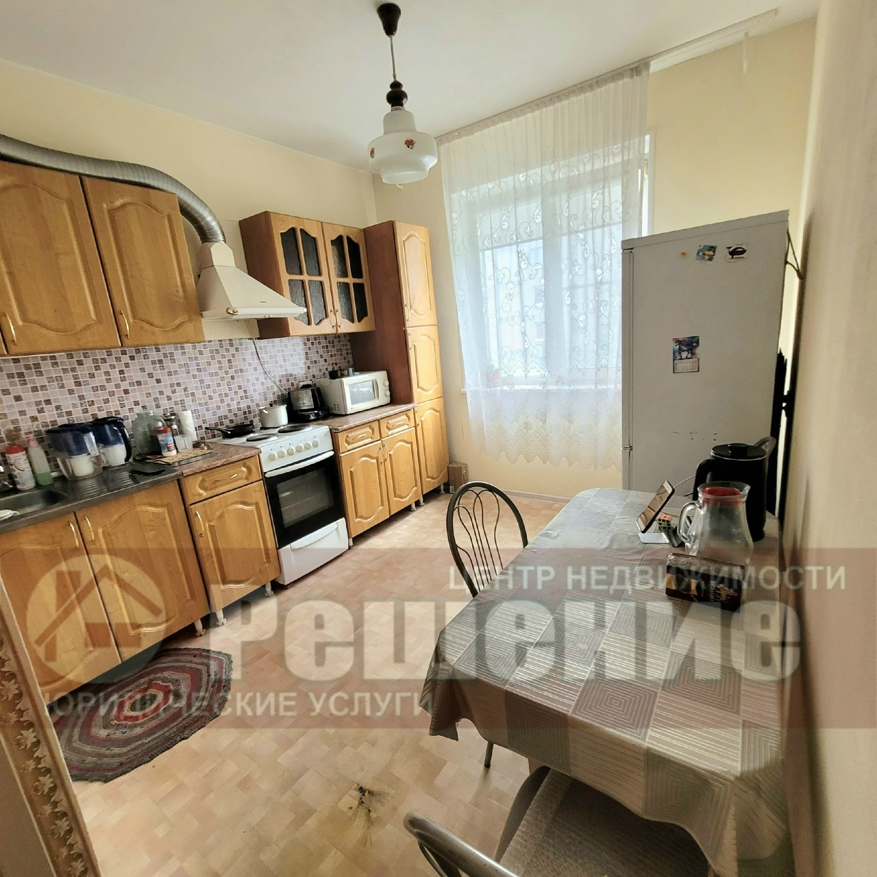Уютная однушка в Курчатовском районе — всё под рукой, внутри — порядок 🏡
📍 пр. Победы, 386а. Удобный 4 этаж, рядом всё, что нужно для жизни, и даже больше.
🔑 Что внутри:
· Кухня 9 м², евроокна, линолеум — аккуратно и светло
· Застеклённый балкон — под цветы, сушку или отдых
· Санузел раздельный: ван