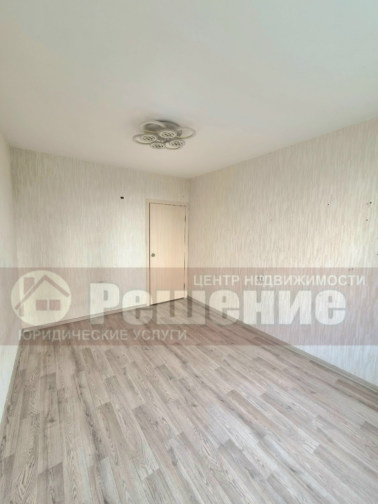 Отличная двушка в центре Копейска — в новом доме и с готовым ремонтом 🏡✨
📍 ул. Кожевникова, 51а. Дом 2019 года, светлые подъезды, грузовой лифт — переезд без головной боли.
🔑 Что внутри:
· Просторная кухня 9 м²
· Раздельные комнаты
· Евроокна, линолеум
· Совмещённый санузел с кафелем (можно установи