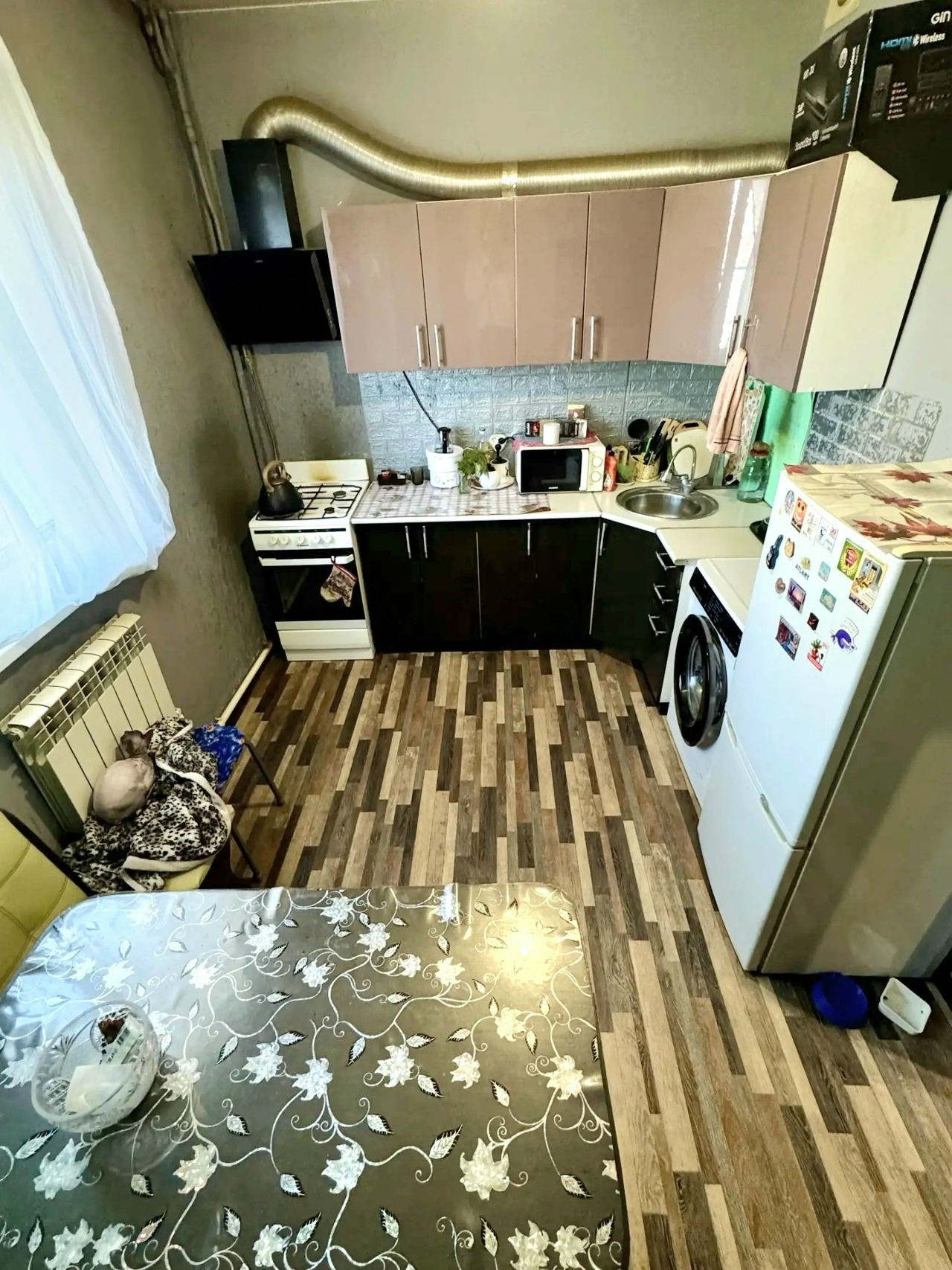 Двушка в малоэтажном доме в Бажово — с земельным участком под окнами 🏡🌿
📍 ул. Качалова, 1. Уютная квартира в доме по типу пентхауса — для тех, кто ценит пространство и свежий воздух.
🔑 Внутри:
· Раздельные комнаты — удобная планировка
· Евроокна, натяжные потолки, линолеум, межкомнатные двери — акку