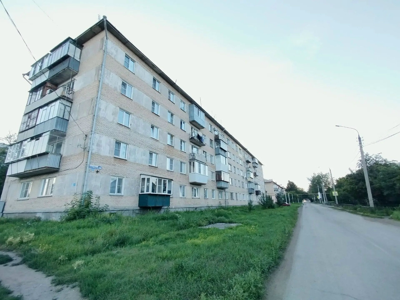 Светлая квартира в центре Октябрьского — рядом с лесом, озером и свежим воздухом 🏡🌿
📍 ул. Гагарина, 26. Кирпичный дом, удобный третий этаж, тихий зелёный район с развитой инфраструктурой.
🔑 Что вас ждёт:
· Евроокна, санузел совмещённый, балкон — всё необходимое для комфортного проживания
· Квартира 