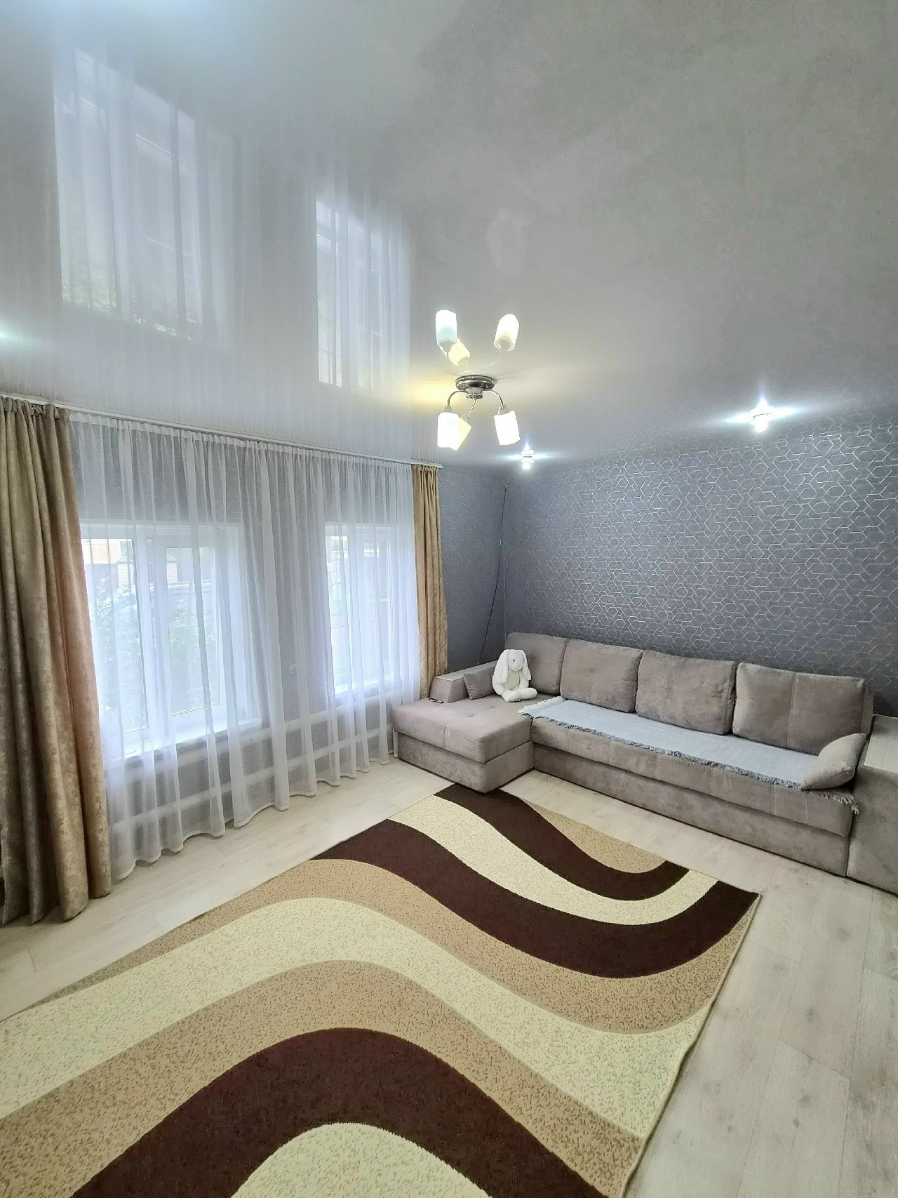 Просторный дом в Бажово — для тех, кто ценит место, уют и свободу 🏡✨
📍 ул. Циолковского. Здесь хватит места всем: и гостям, и детям, и вашим идеям. А свежий воздух, тишина и природа — просто бонус.
🔑 Что внутри:
· 3 комнаты + кухня — просторная планировка для семьи
· Евроокна, натяжные потолки, ровн
