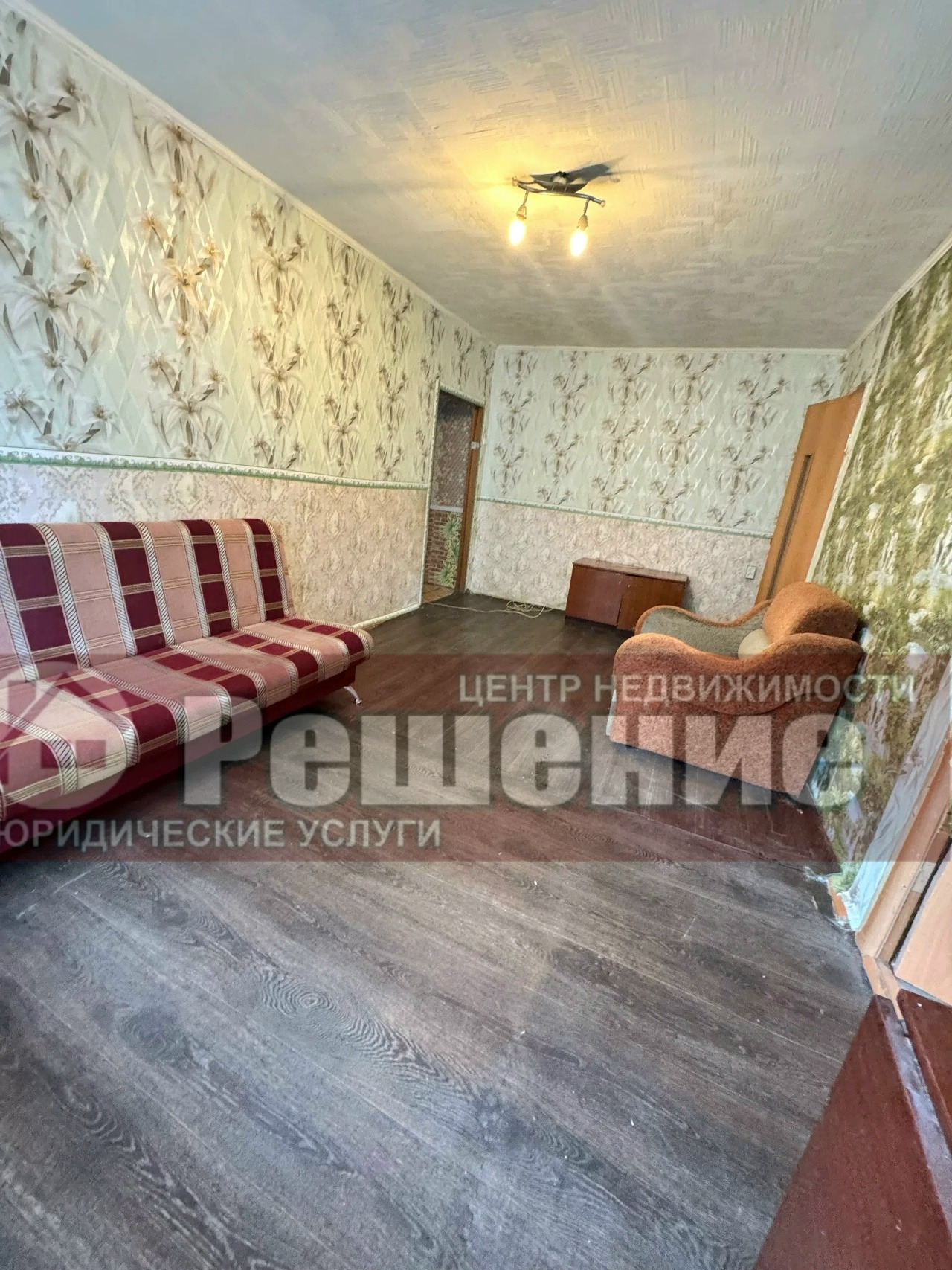 Продаётся светлая двушка в самом центре Копейска — с гардеробной и перспективой 🏡🔑
📍 ул. Кожевникова, 9. Всё для жизни — в шаговой доступности. Транспорт до Челябинска — за минуту.
🔑 Что внутри:
· Евроокна, линолеум, межкомнатные двери — аккуратно и свежо
· Гардеробная — удобное хранение без лишней 
