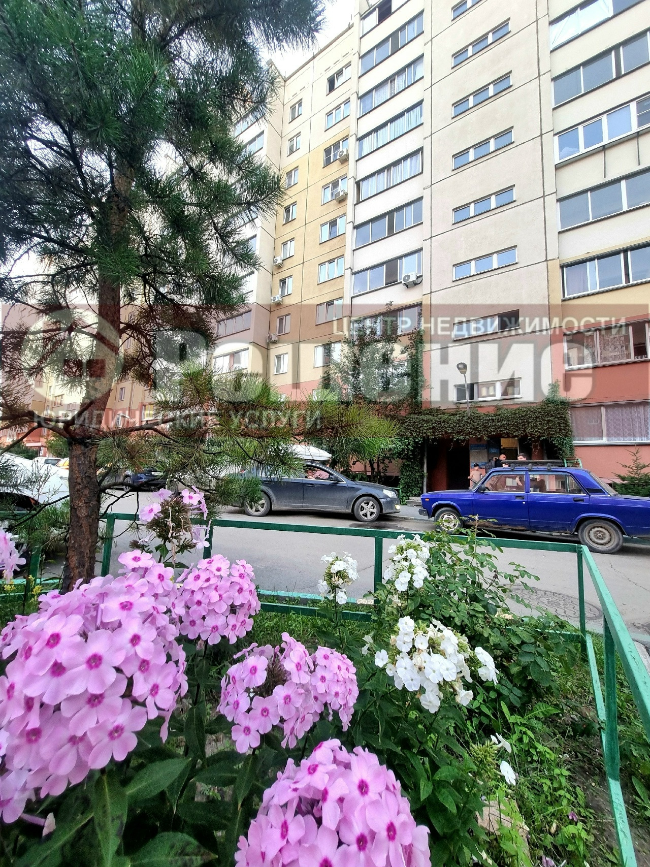 Продаётся просторная 1-комнатная квартира улучшенной планировки в отличном районе Копейска 🏡✨
📍 пр. Славы, 24. Тёплая, светлая, с продуманной планировкой. В хорошем состоянии — заезжайте и живите.
🔑 Что внутри:
· Кухня 9 м² — удобная, светлая, продуманная
· Евроокна выходят на частный сектор и церко