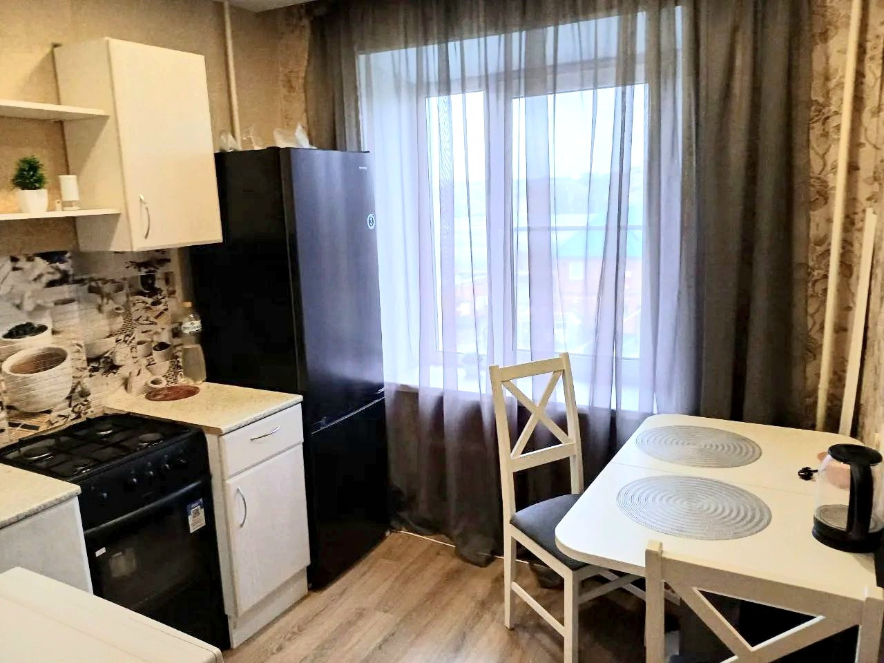 Продаётся светлая 1-комнатная квартира в центре Копейска — расположение мечта 🏡✨
📍 ул. Томилова, 11. Всё необходимое — в шаговой доступности. Идеальный вариант для жизни или инвестиций.
🔑 Что внутри:
· Евроокна, натяжной потолок, межкомнатные двери, линолеум — аккуратно и свежо
· Совмещённый санузел